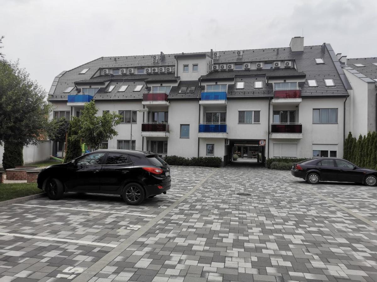 Szabo Apartman ชาร์วาร์ ภายนอก รูปภาพ