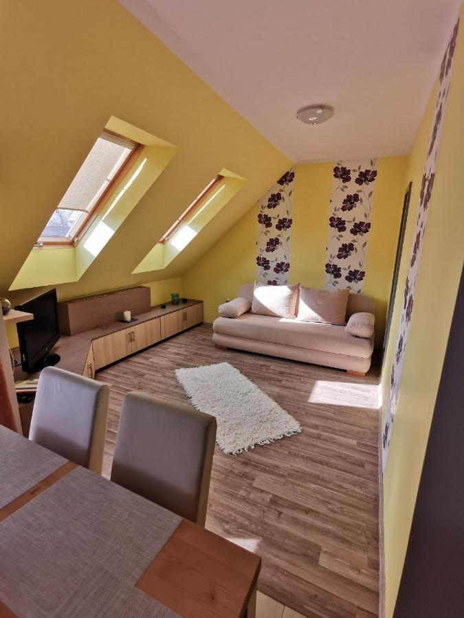 Szabo Apartman ชาร์วาร์ ภายนอก รูปภาพ