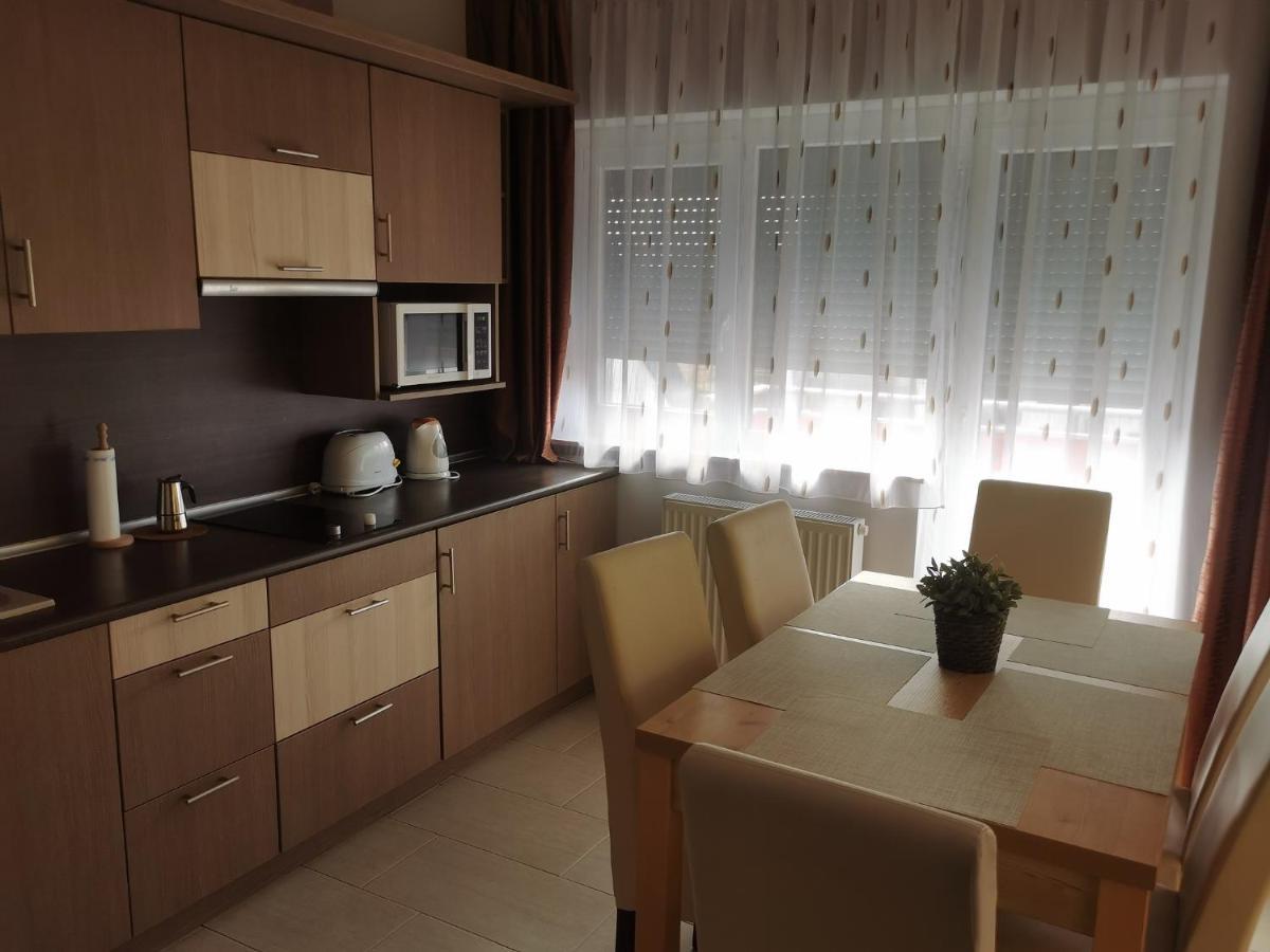 Szabo Apartman ชาร์วาร์ ภายนอก รูปภาพ