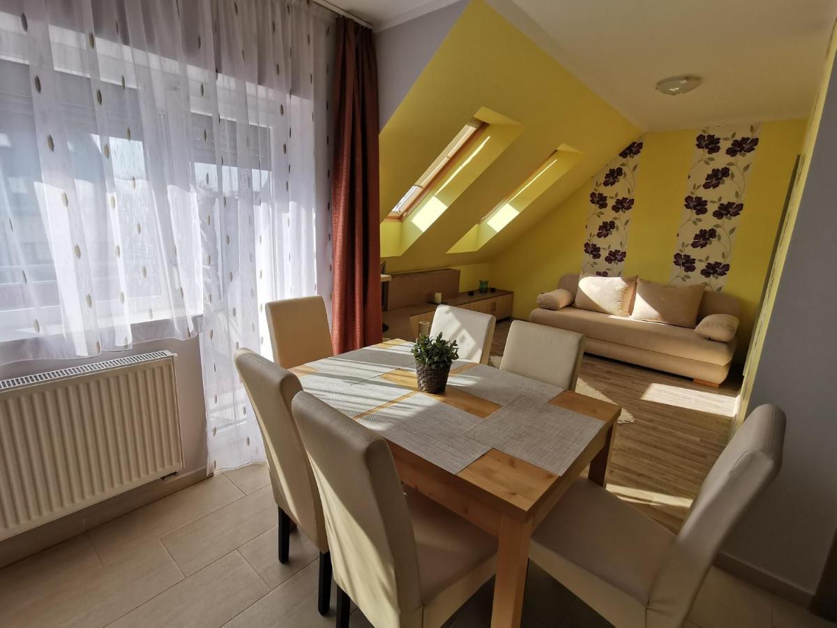 Szabo Apartman ชาร์วาร์ ภายนอก รูปภาพ